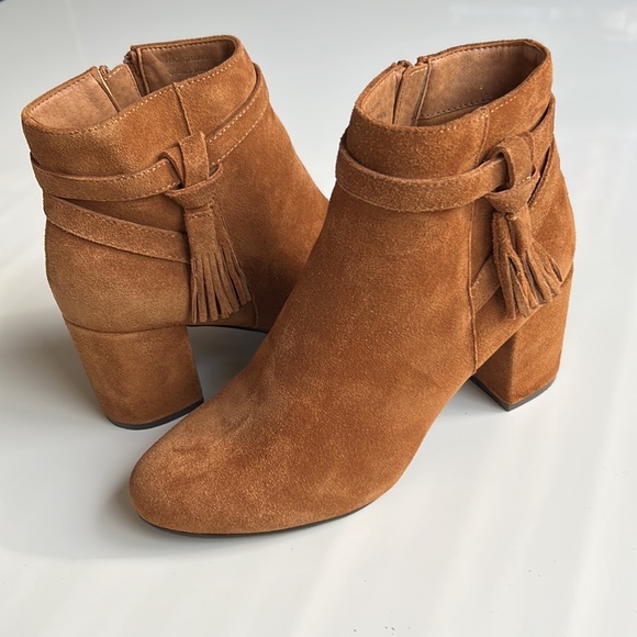 le chateau suede boots